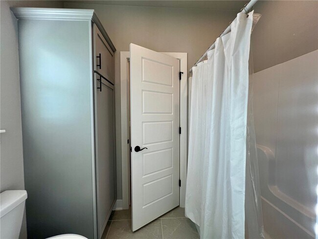 Building Photo - 1720 W Broadway Pl