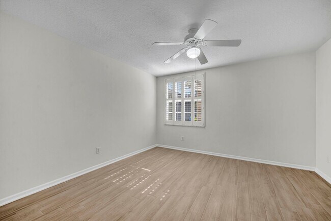 Building Photo - Golf Community Condo