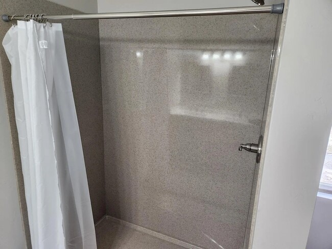 Building Photo - 509 S Oxford Ave