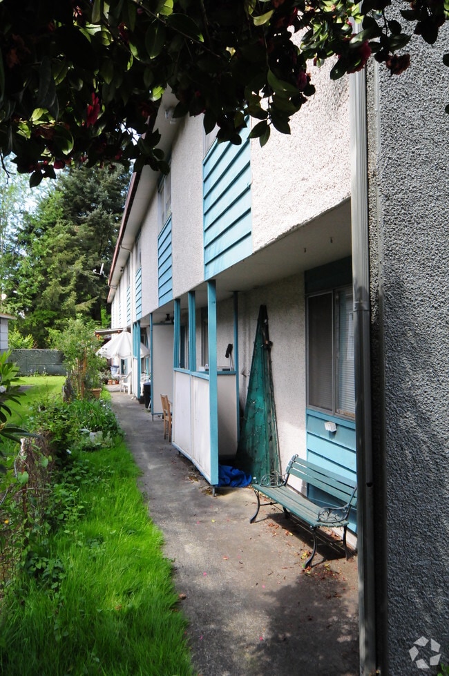 Building Photo - Holly Tree Apartments