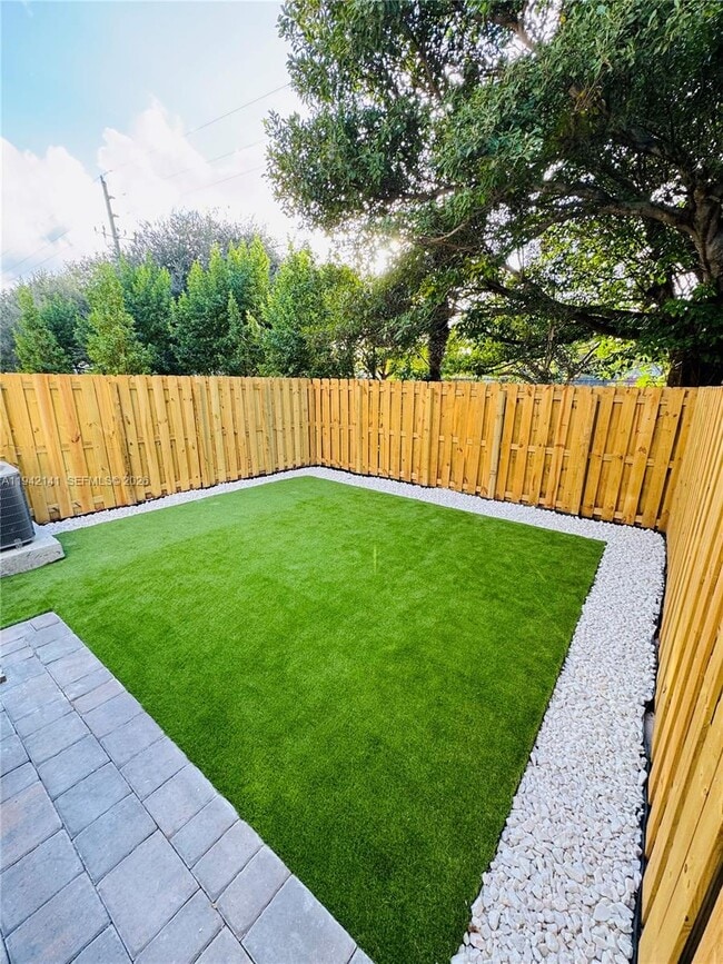 Building Photo - 1549 NE 3rd Ave