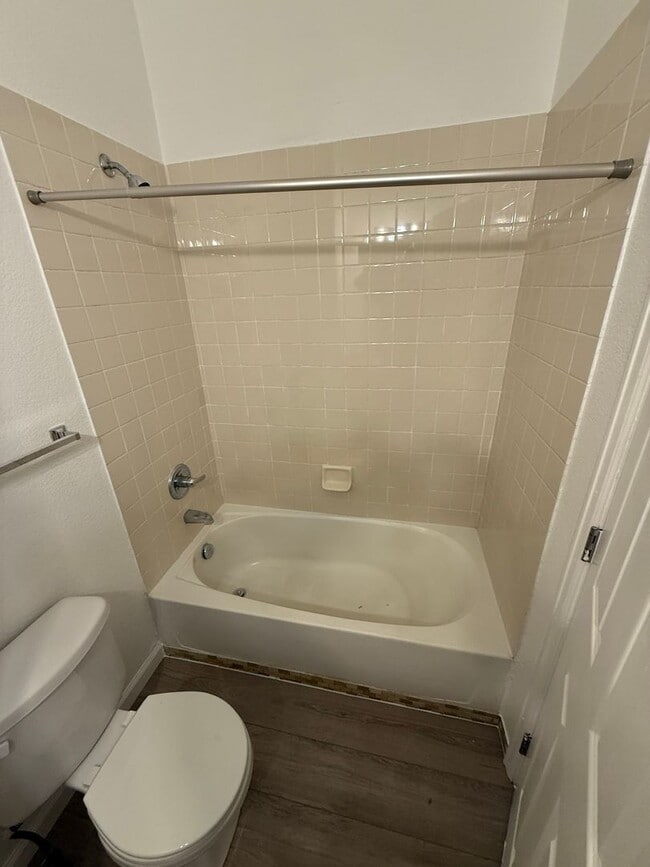Building Photo - 3 bedroom townhome with 2 car garage!