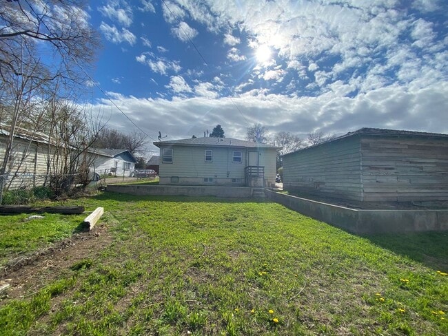 Building Photo - Duplex With Lots Of Room