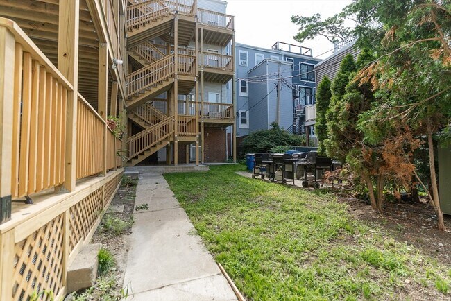 Building Photo - 352 W 3rd St