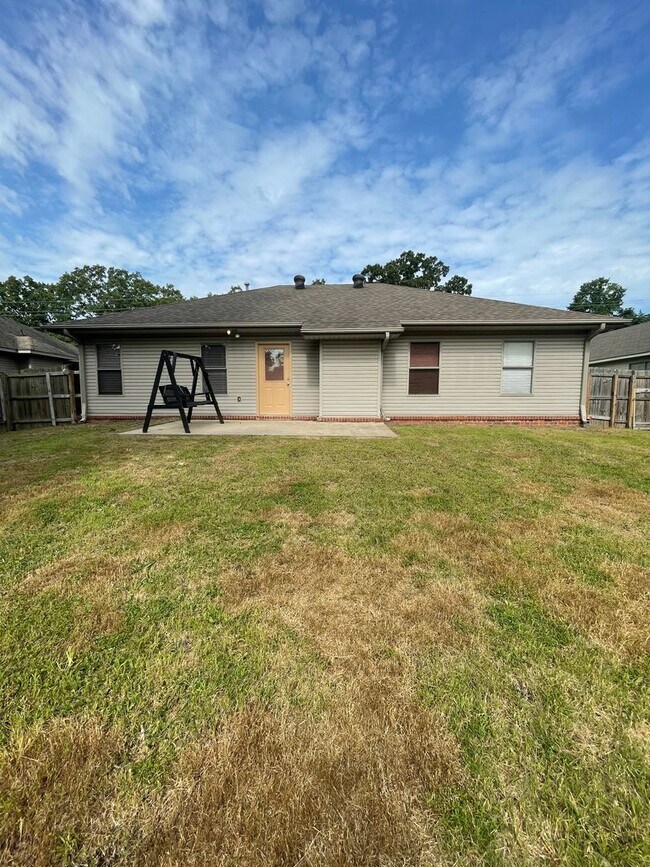 Building Photo - Convenient Sherwood Location