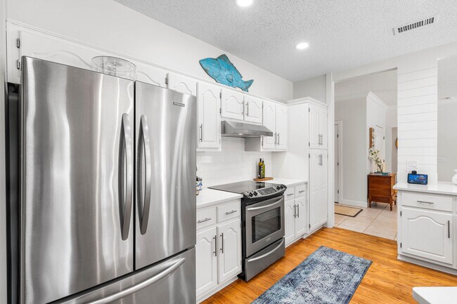 Building Photo - 220 Seabreeze Cir