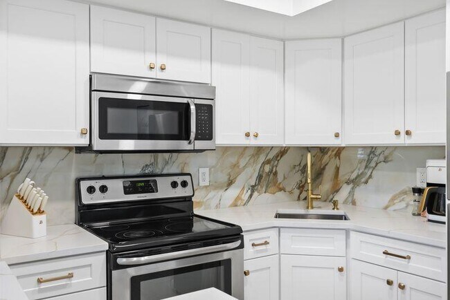 Building Photo - 2319 Tamarind Dr