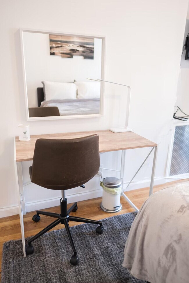 Building Photo - 305 E 104th St