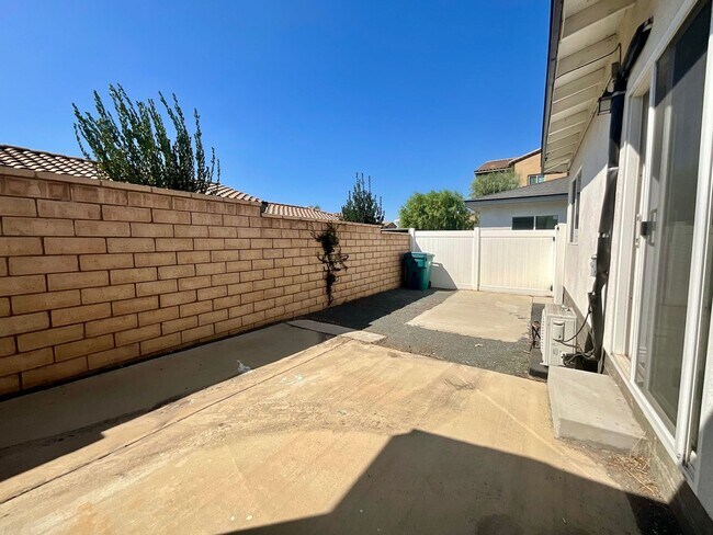 Building Photo - 1057 Circle City Dr