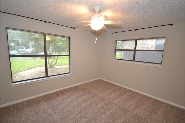 Building Photo - 402 Greenwood Dr