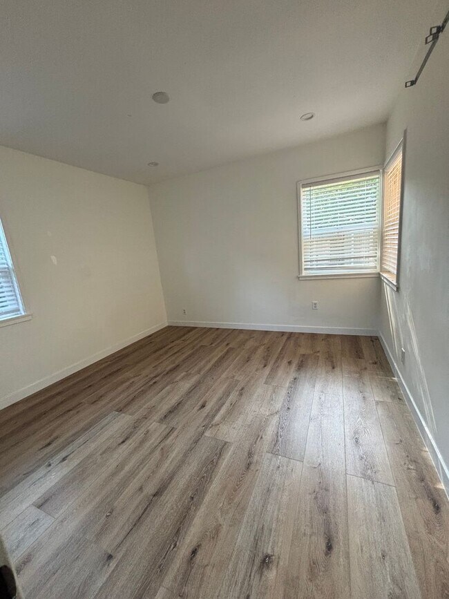 Building Photo - 3B2B House in Toluca Lake/NoHo