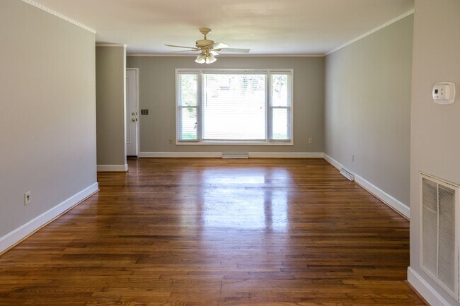 Building Photo - 3 Bedroom, 2 Bath house with fenced yard!