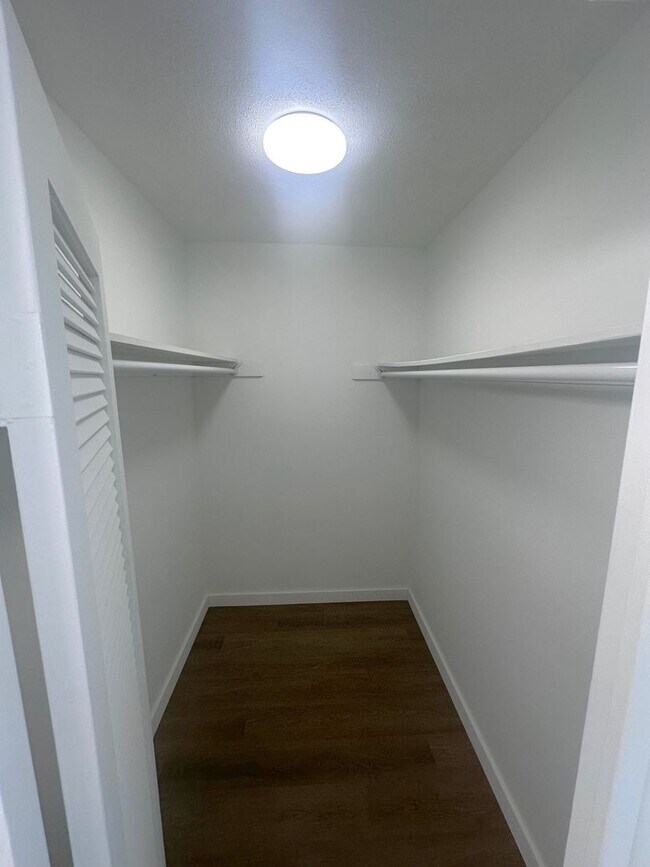 Building Photo - Updated 1 Bedroom 1 Bath Condo - Steps from Fort Lauderdale Beach!
