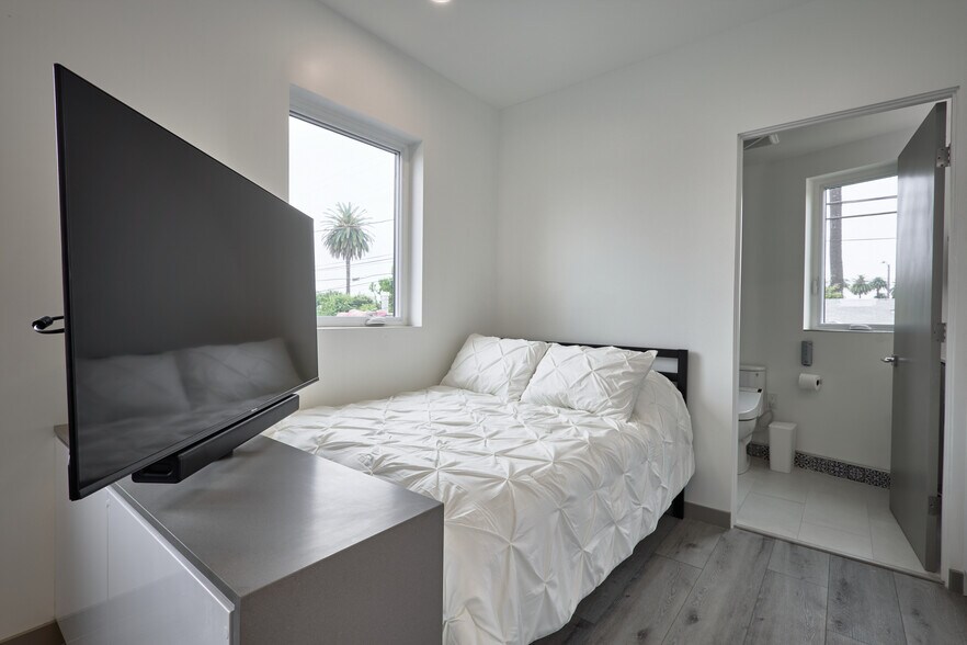 Building Photo - 2929 S La Brea Ave