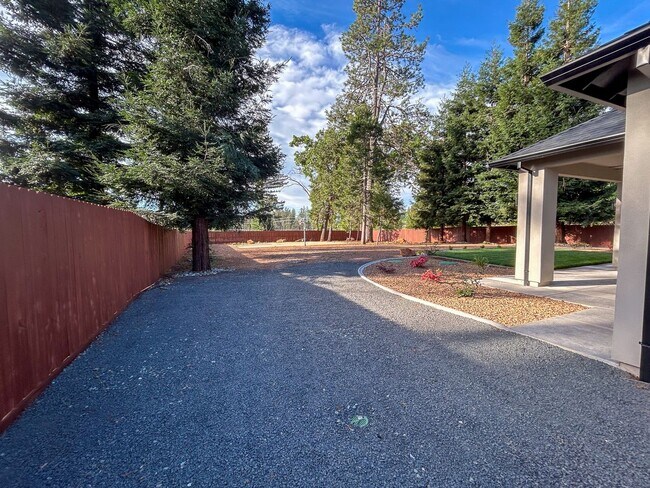 Building Photo - Limited Time Move-In Special! $500 off your first month's rent! 4 Bed 2.5 Bathroom House in Parad...