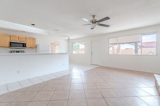 Building Photo - 2543 E Huntington Dr