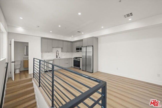 Building Photo - 910 N Hudson Ave