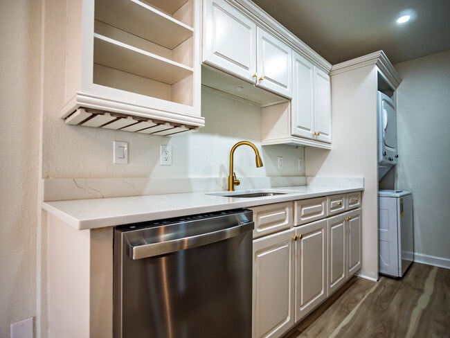 Building Photo - 1802 Jackson Ave W