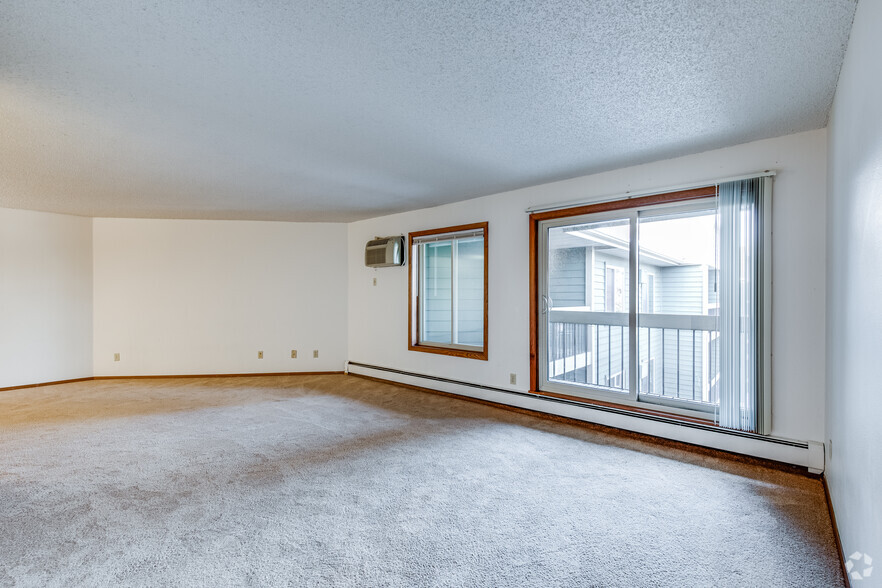 2BR, 2BA - 1312SF - Living Room - Woodridge