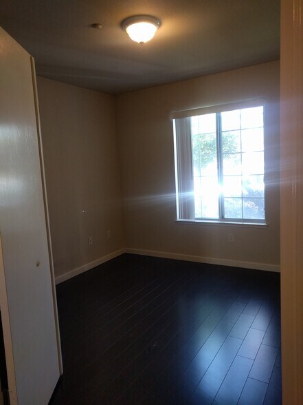 Building Photo - 5674 Impatiens Cmn