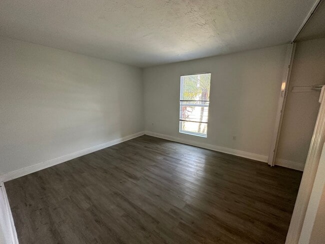 Building Photo - Kenwood