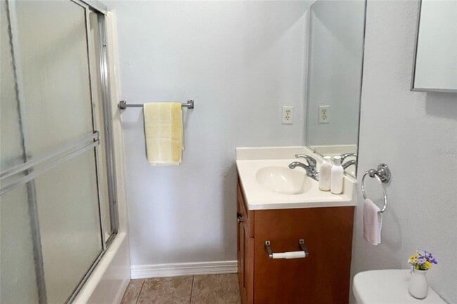 Building Photo - 1040 S Buena Vista Dr