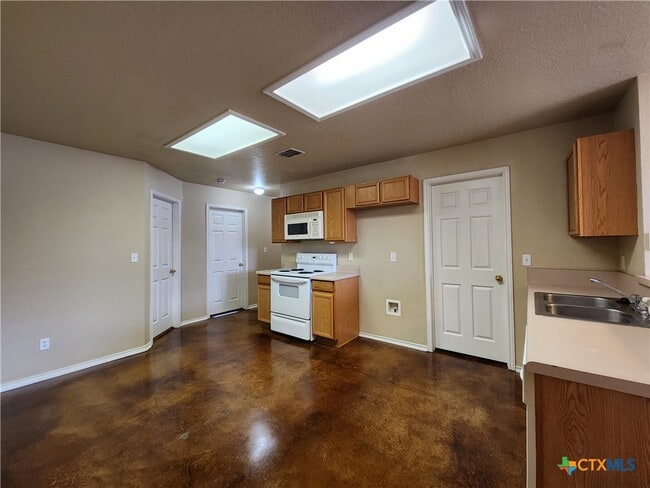 Building Photo - 1013 Misty Acres Dr