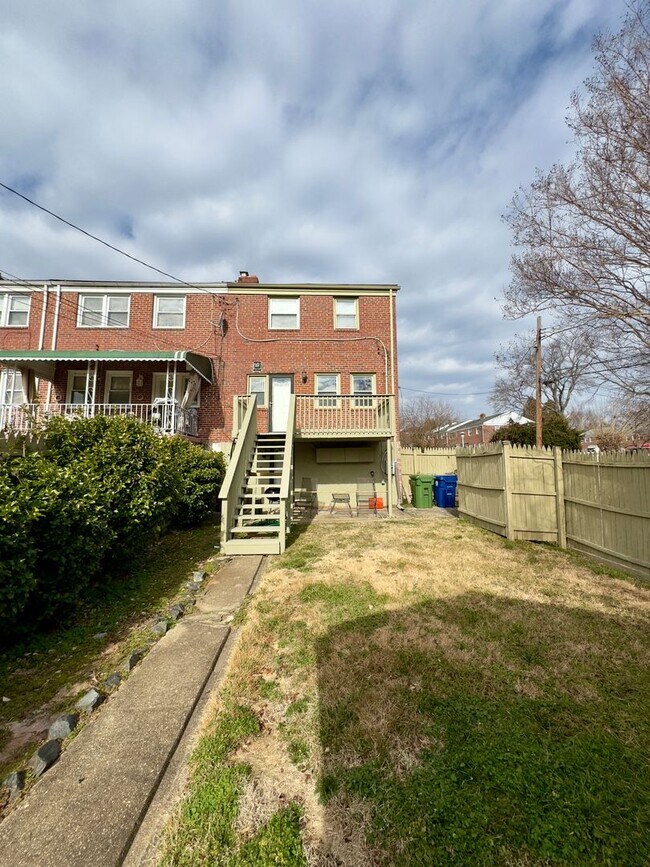 Building Photo - Spacious 4-Bedroom Townhome with Modern Am...