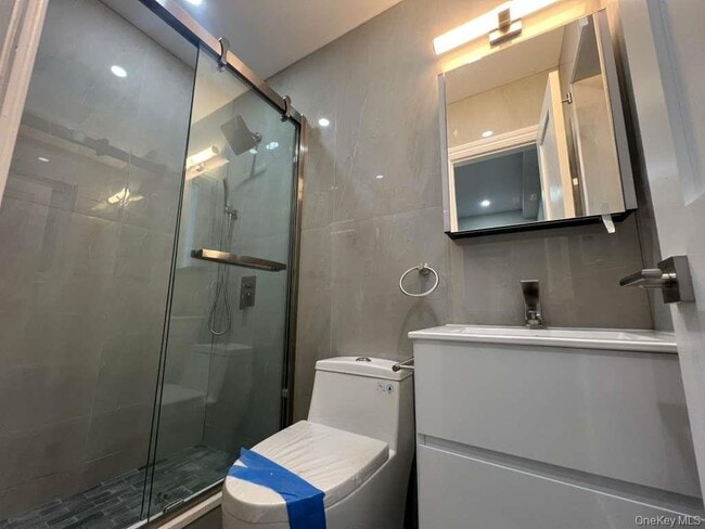 Building Photo - 61-14 Cloverdale Blvd