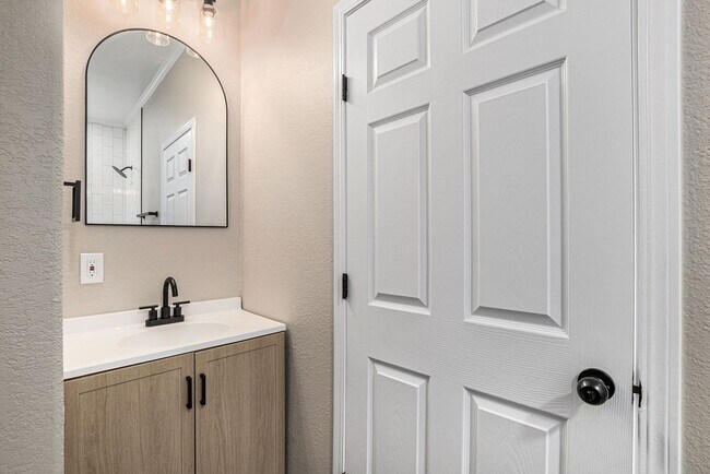 Building Photo - Remodeled 3 bed 2 bath Gem!