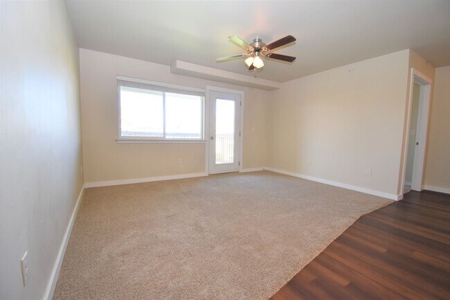 Building Photo - Beautiful Baxter Springs Condo with detach...