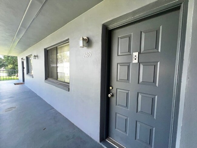 Building Photo - MOVE IN NOW!! 2ND FLOOR CORNER 2x2 UNIT WITH SCREENED IN PORCH!