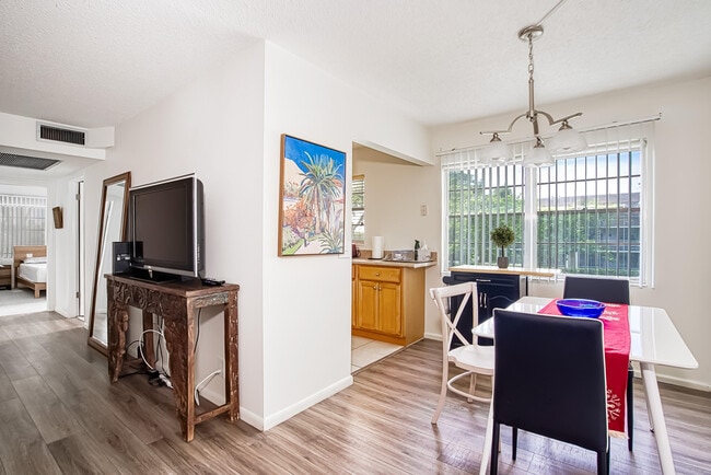 Building Photo - 438 Mansfield K