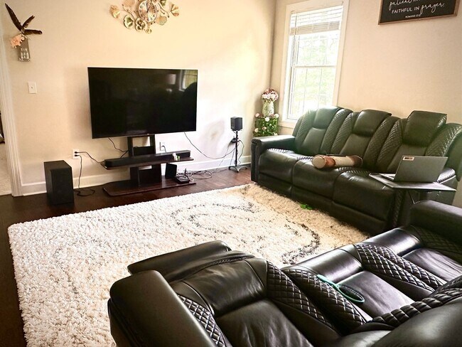 Building Photo - 3 Bedroom semi furnished Duplex type House in Imperial