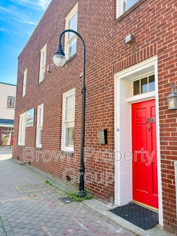 Building Photo - 123 Anderson St