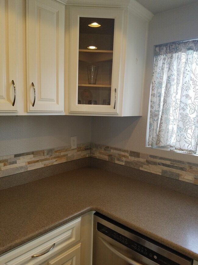 Building Photo - Gorgeous 2 bed 2 bath nestled in heart of Mission Viejo