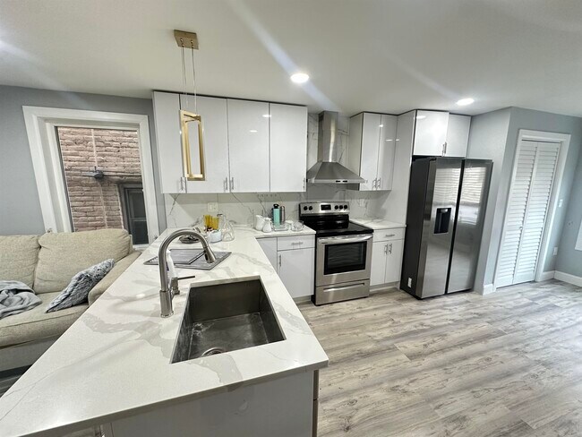 Building Photo - 514 43rd St