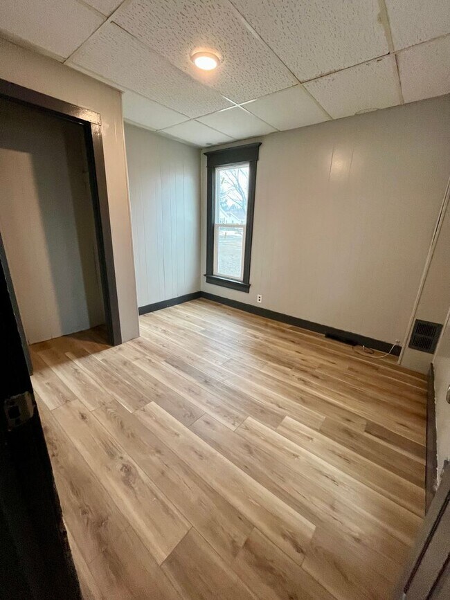 Building Photo - 4 Bedroom / 1 Bathroom House for Rent