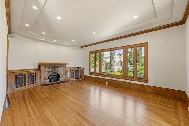 Building Photo - Classic 3bed/2bath Home Near Lake Merritt with Fresh Updates
