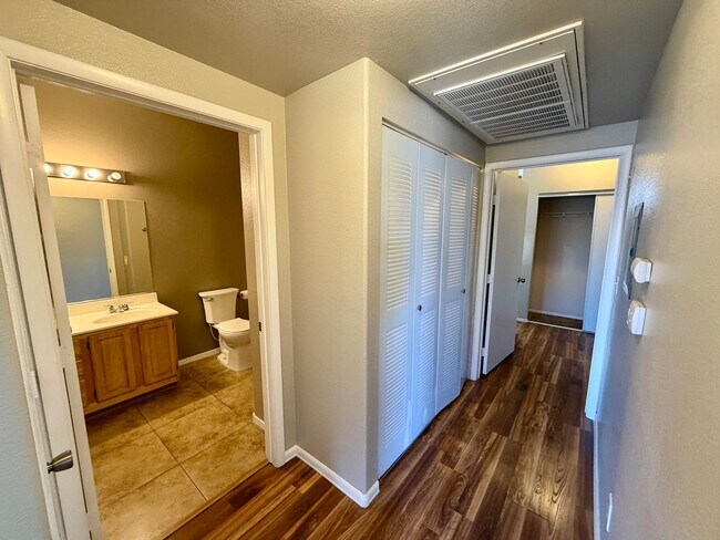 Building Photo - 2 bedroom condo in gated SE location.