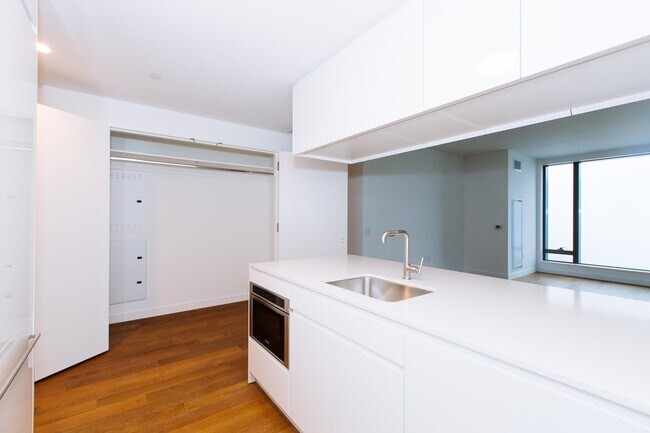 Building Photo - 99 Hudson St