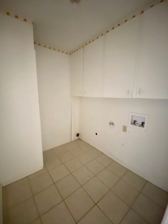 Building Photo - 3bed/2bath/1 car garage: Available August!!