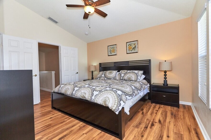 Building Photo - 2330 Silver Palm Dr