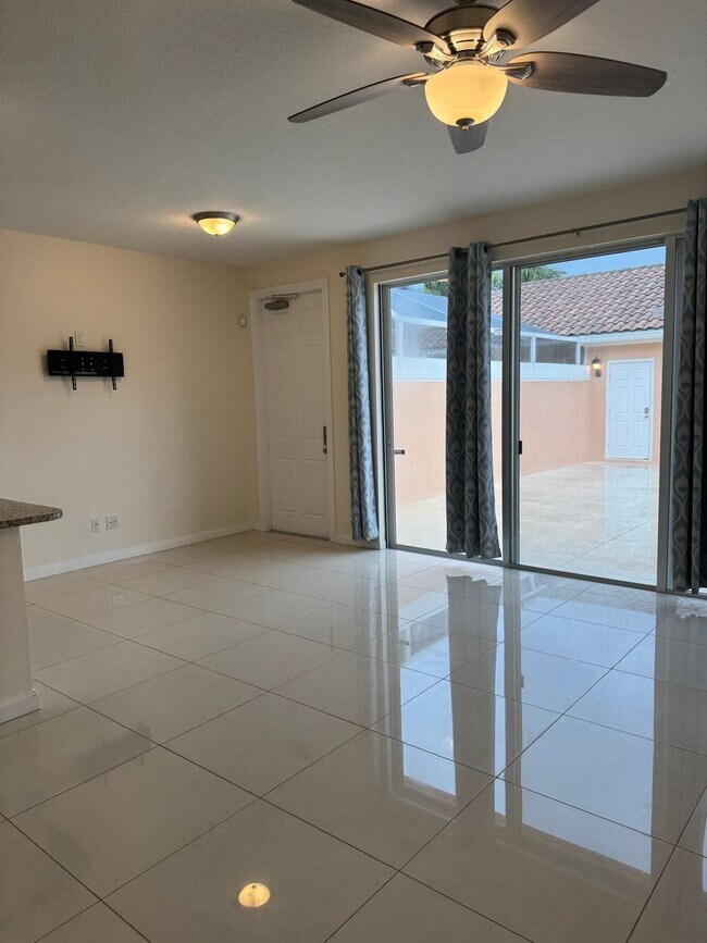 Building Photo - Lakeside Luxury Living in Island Walk – 3B...