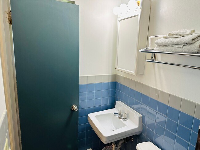 Building Photo - Furnished Efficiency Near Hospitals and Do...