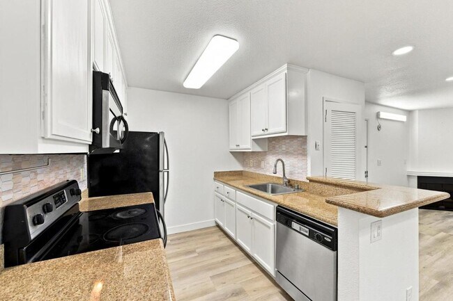 Building Photo - 2695 Somerset Park Cir