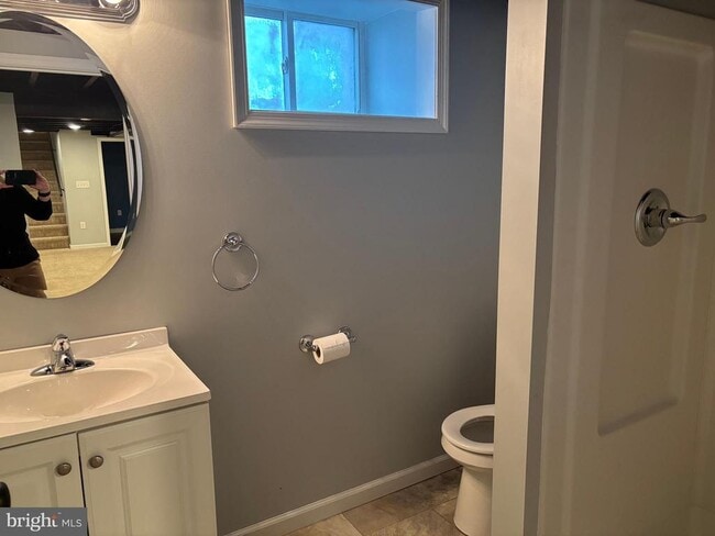 Building Photo - 5424 Valley View Dr