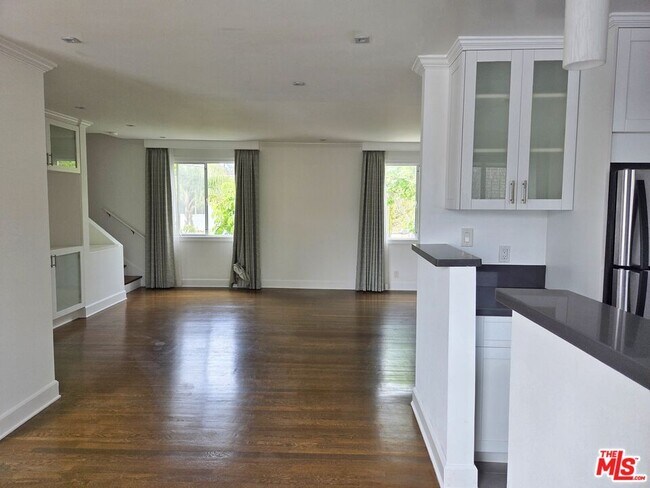 Building Photo - 130 San Vicente Blvd