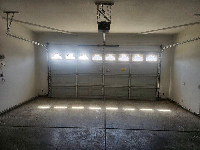 Building Photo - 4 Bedroom 2 Bath