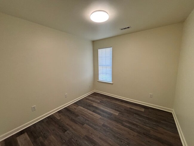 Building Photo - Charming, centrally located, 3 Bed 2 Bath ...
